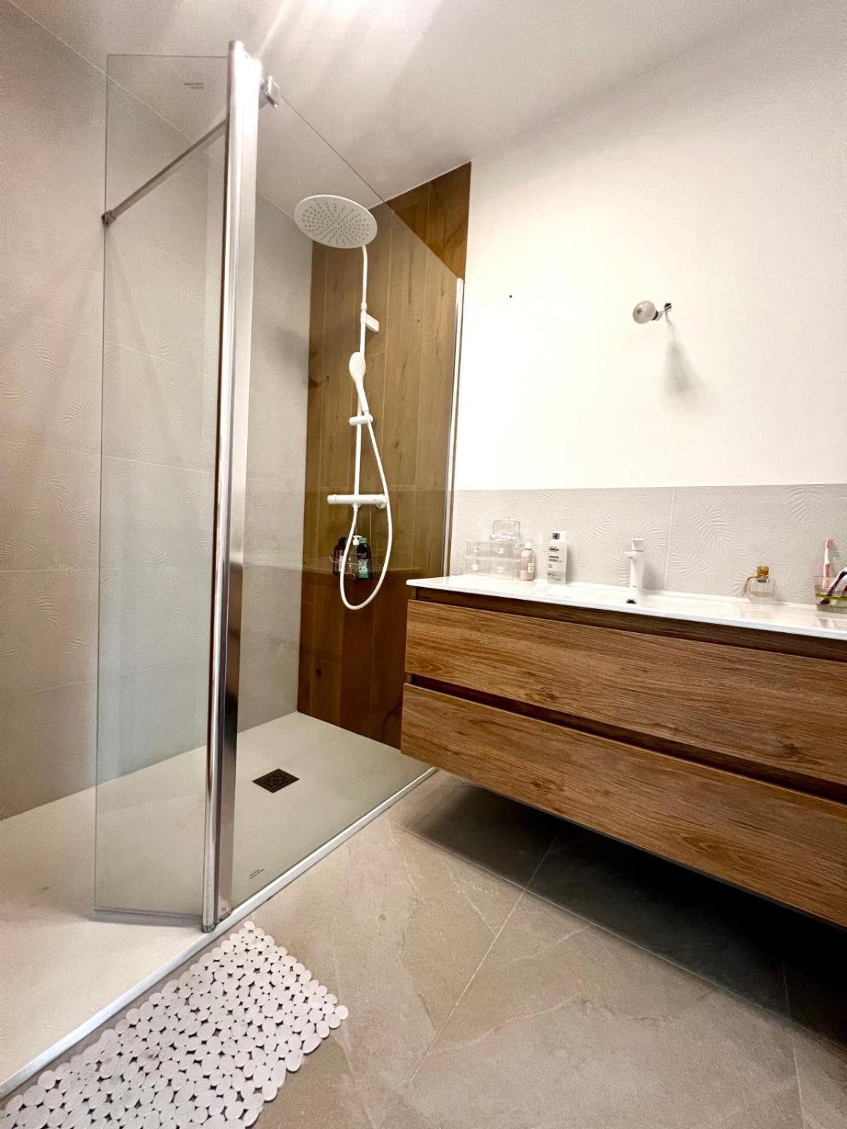 Seafront One Bedroom Apartment With A Terrasse Swimming Pool And A Parking Antibes Exterior foto